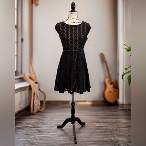 💃🏻AUX Size 6 (Medium) Elegant Black and Tan Honeycomb A-Line Dress 🖤